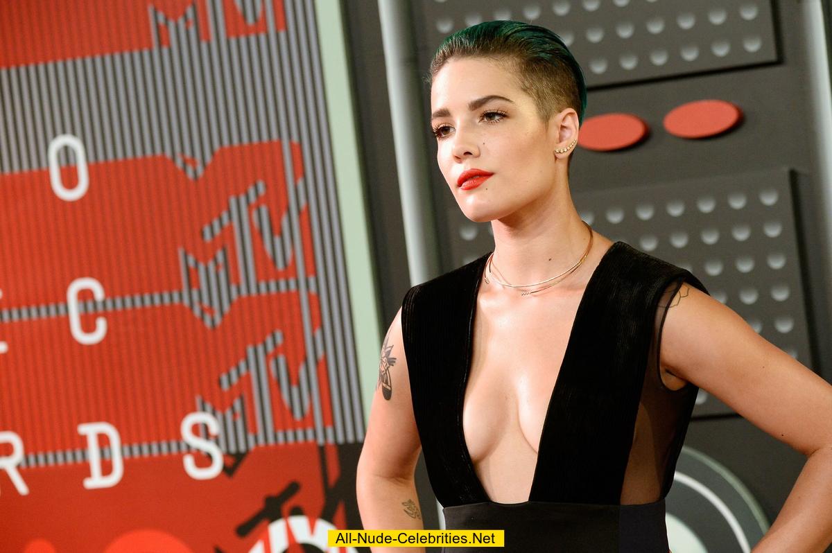 Halsey Cleavage At Mtv Video Music Awards