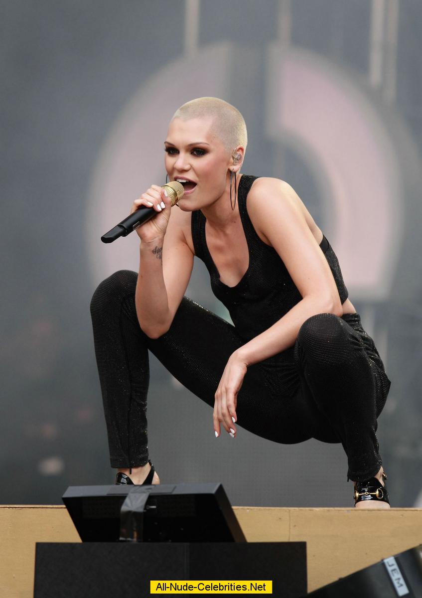 Лысая певица. Jessie j лысая. Джесси Джей подстриглась налысо. Пинк певица лысая. Jessie j блондинка.