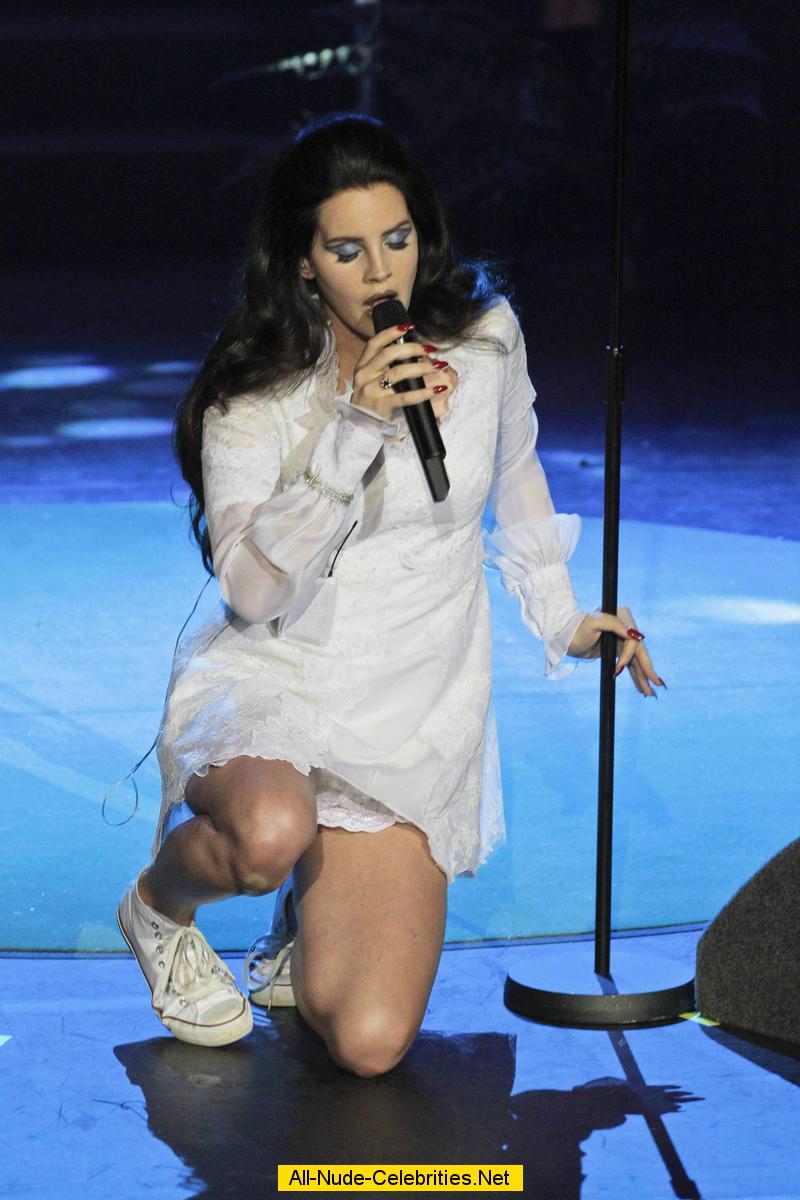 Lana Del Rey Upskirt Shows Pants In Concert