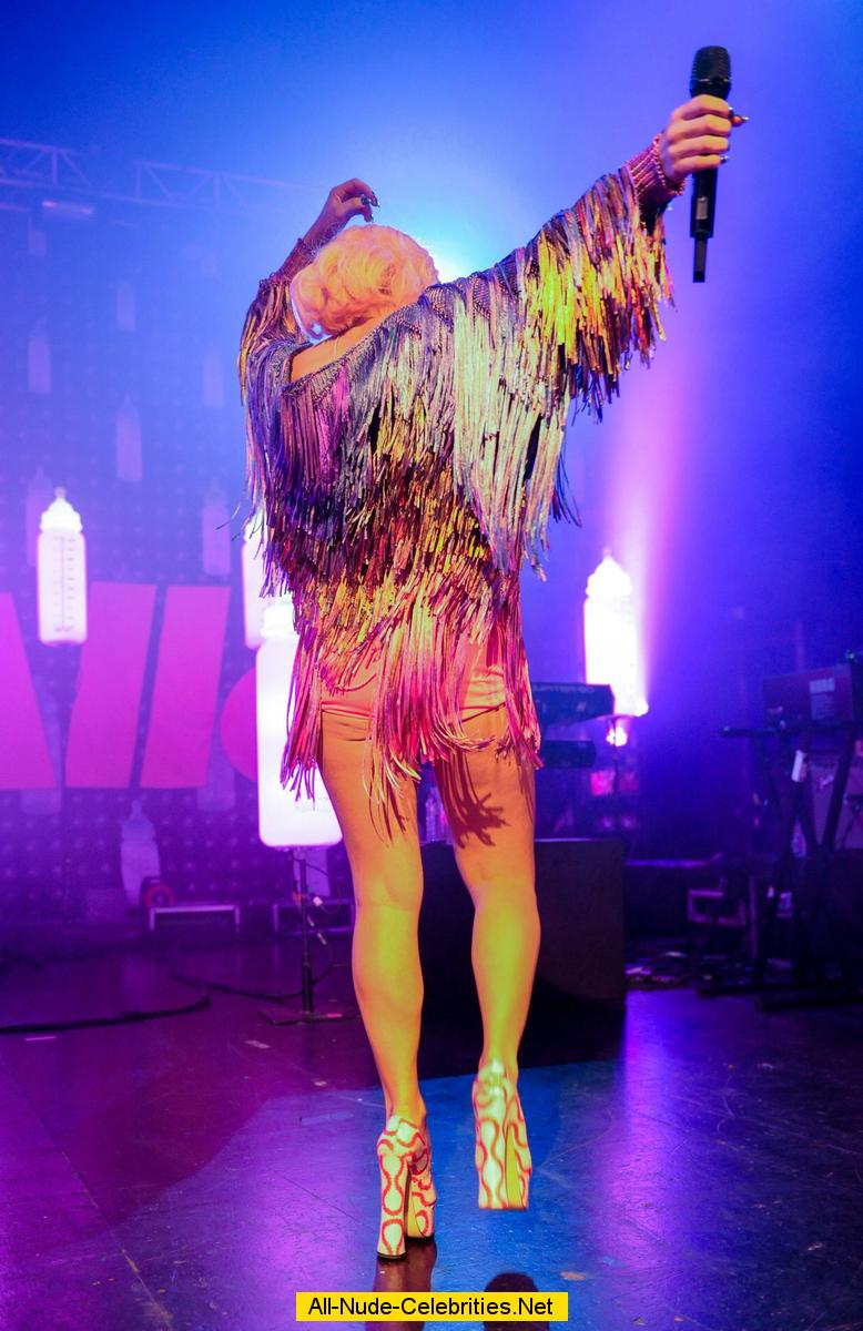 Lily Allen Sexy Performs Live On The Stage